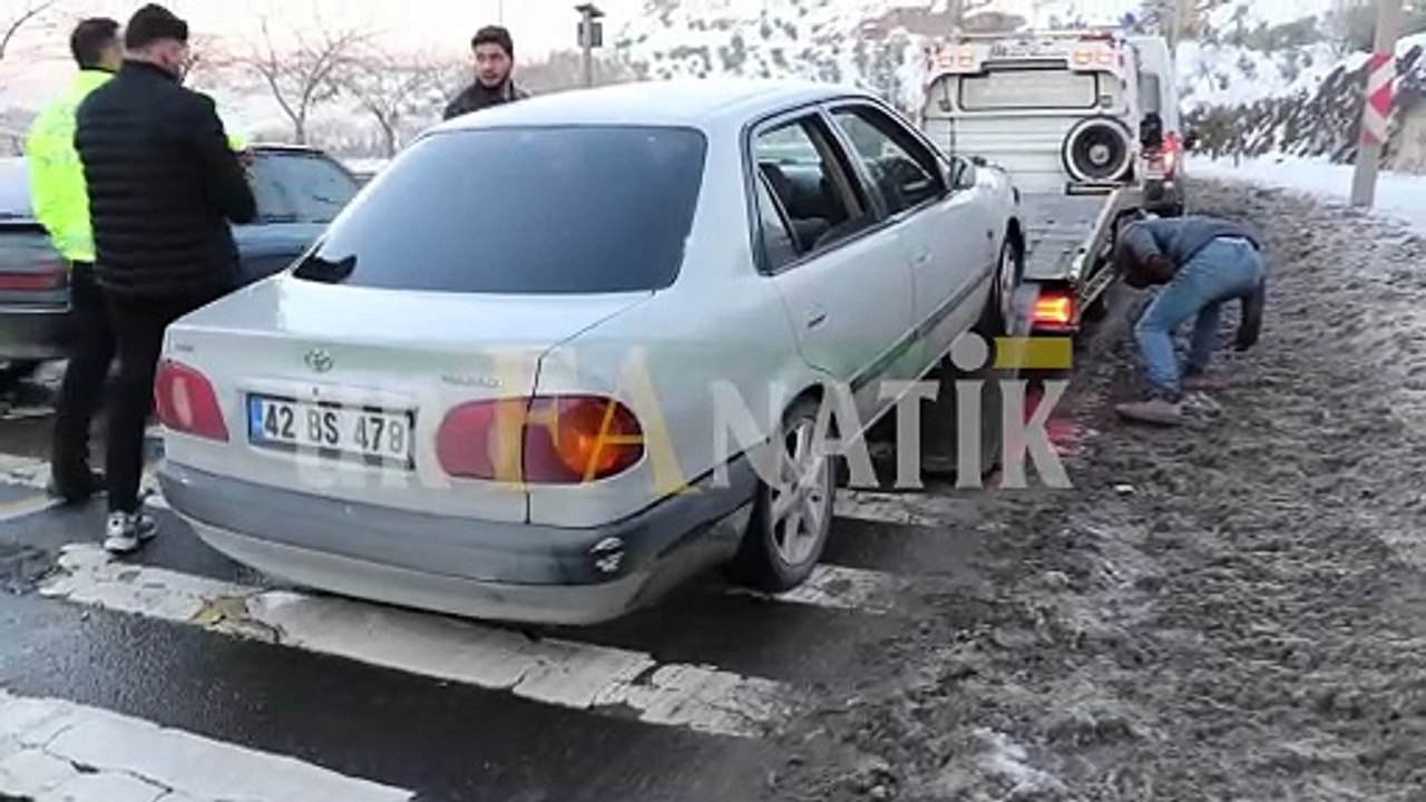 Şanlıurfa Eyyübiye’de Buzlanan Yolda Trafik Kazası