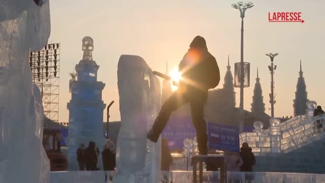 Cina, gli artisti scolpiscono sculture di ghiaccio scintillante al festival di Harbin