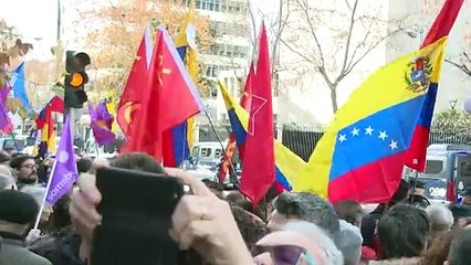 Cientos de personas se manifiestan contra el "ataque" de EEUU a Venezuela