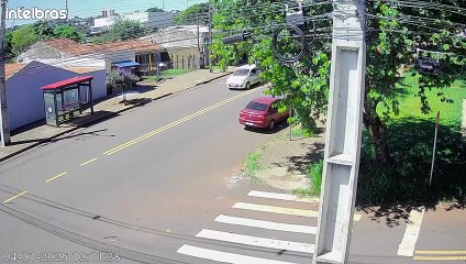 Câmera registra colisão que deixou mulher em estado grave no Brasmadeira