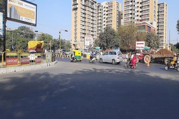 Video News: ट्रैफिक का दबाव बढ़ने पर पिराणा, भाट चार रास्ते पर लगाए बैरिकेड