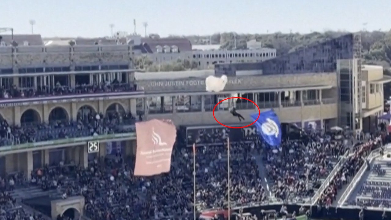 Un paracaidista cae a un estadio lleno de gente tras perder el control en Texas (EEUU)