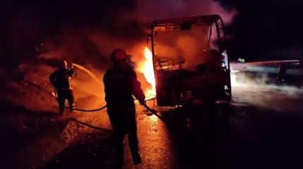 Seyir halindeki yolcu otobüsü alev topuna döndü