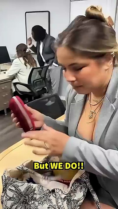 They helped their colleague who is a single mother, we need more people like them!😭🥹🥹