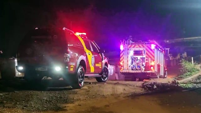 Bombeiros combatem princípio de incêndio em barracão de obra no Bairro Maria Luiza