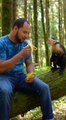Moi en train de manger une banane avec mon ami le singe