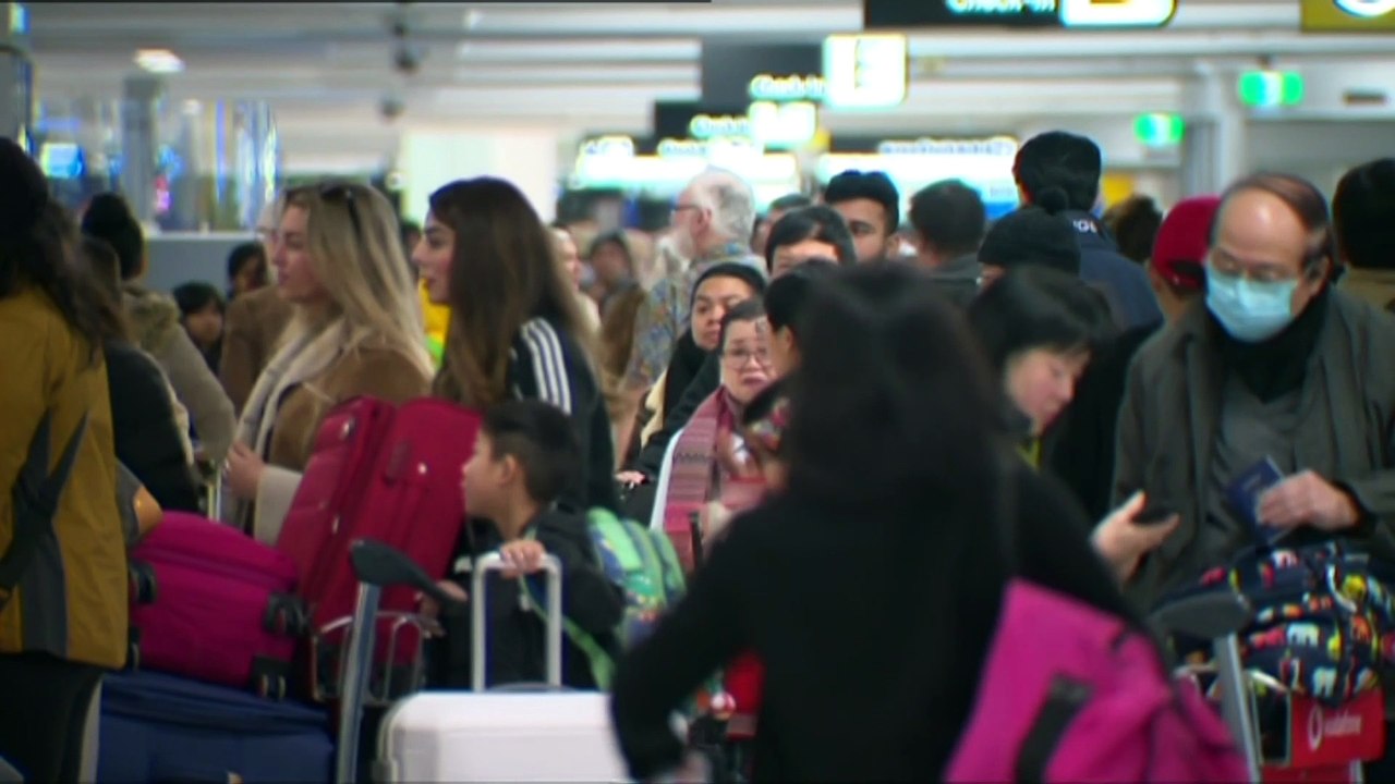 NSW and SA issue measles alerts after traveller tests positive