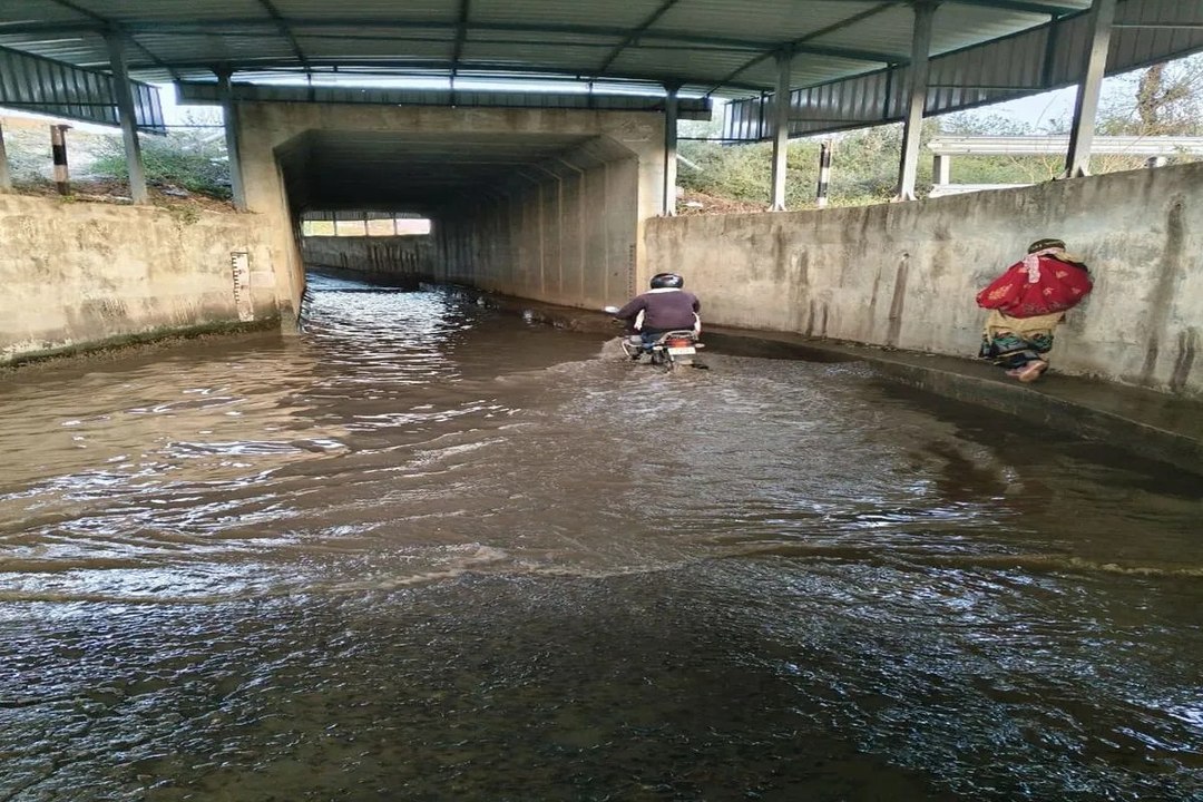 swm: फलौदी-रवांजना चौड़ अंडरपास महीनों से जलमग्न, हादसे का बना अंदेशा