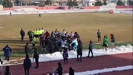 Maç sonu saha karıştı: Futbol bitti, meydan savaşı başladı!