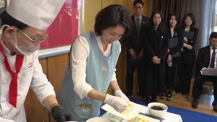 김혜경 여사, 한중 가교 중국인 여성 초청해 ’떡만둣국’ 대접 / YTN