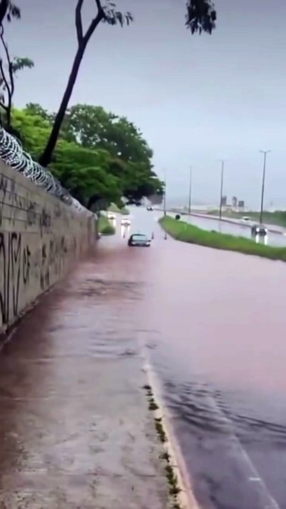 Motorista flagra carro rodando no Anel por causa da chuva