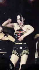 Idol tui quẩy BANH NÓC đến mức... bạn có dám xem hết 10s cuối KHÔNG? 😱🚀 Hỏi sao tui ko quẩy nhiệt ủng hộ chứ! Bạn có fancam đỉnh nóc kịch trần nào ko, share đi ae ơi! 💥🕺