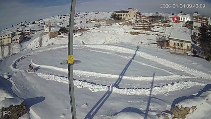 Doğanın kanunu gözler önüne serildi, vaşağın tavşan avı kamerada