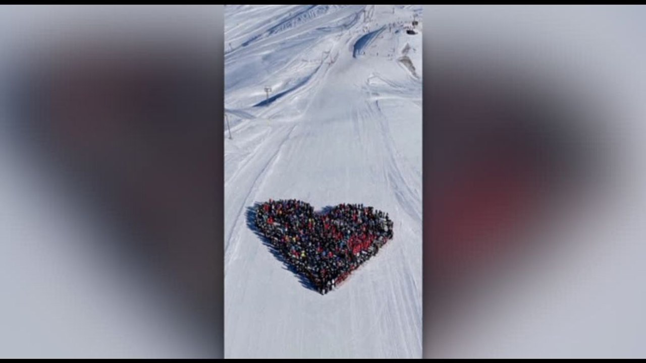 Crans-Montana, cuore sulla neve per le vittime, l'omaggio degli sciatori