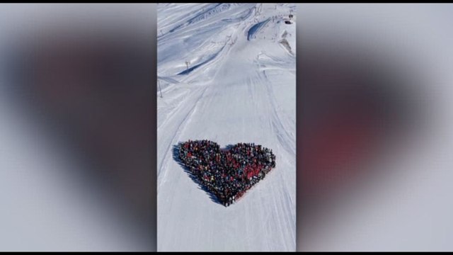 Crans-Montana, cuore sulla neve per le vittime, l'omaggio degli sciatori