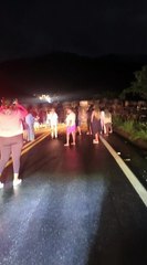 Carreta carregada com milho tomba e interdita a BR-262