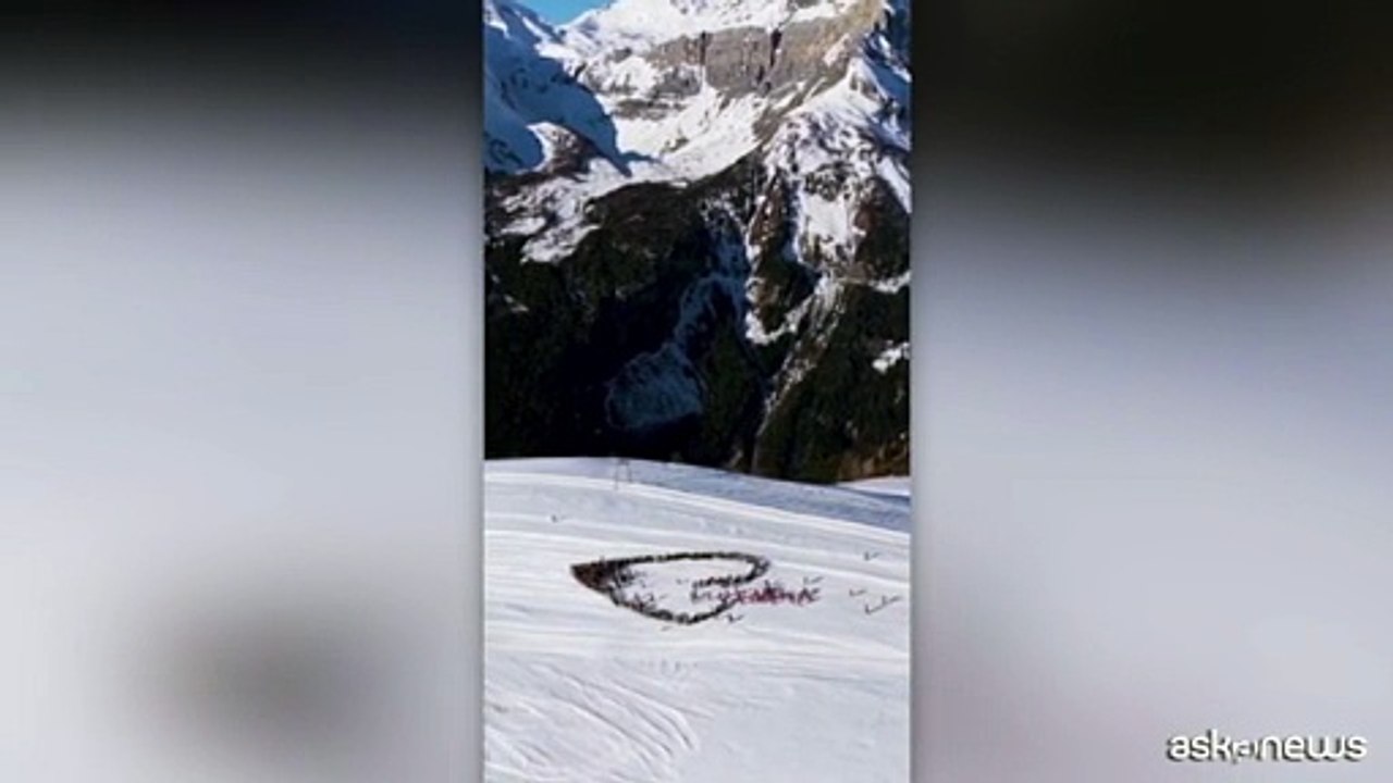 Crans-Montana, cuore sulla neve per le vittime, l'omaggio degli sciatori