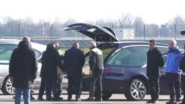 A Linate l'aereo con i feretri delle vittime italiane di Crans Montana: commozione, abbracci e silenzio