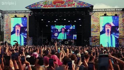 Djo chante "End of Beginning" en live