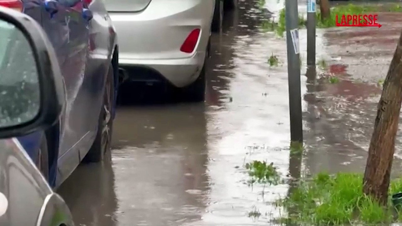 Maltempo, nubifragio a Roma: le strade allagate nella capitale
