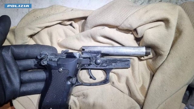 Blitz polizia allo Zen di Palermo, trovate pistole e munizioni