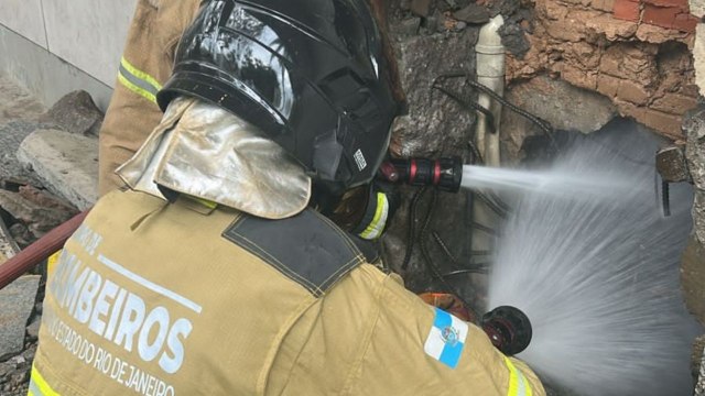 Bombeiros atuam há quatro dias após incêndio no Shopping Tijuca