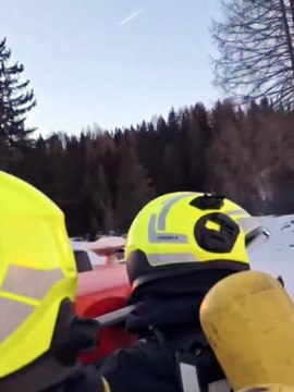 San Cassiano, fuoco in zona impervia: i vigili del fuoco arrivano col gatto delle nevi e in motoslitta