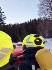 San Cassiano, fuoco in zona impervia: i vigili del fuoco arrivano col gatto delle nevi e in motoslitta