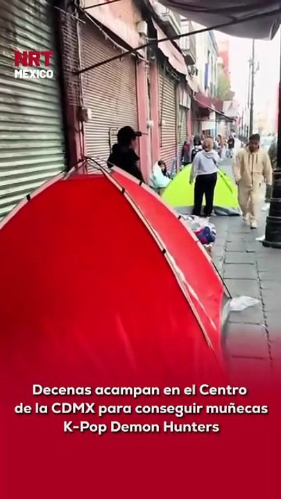 🎎⛺ La fiebre por las muñecas de las Guerreras K-Pop Demon Hunters llegó al Centro de la CDMX, donde decenas de personas acampan desde días antes para asegurar su compra antes del Día de Reyes.