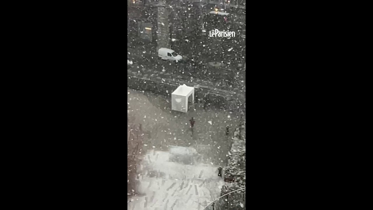 De gros flocons de neige sur Paris