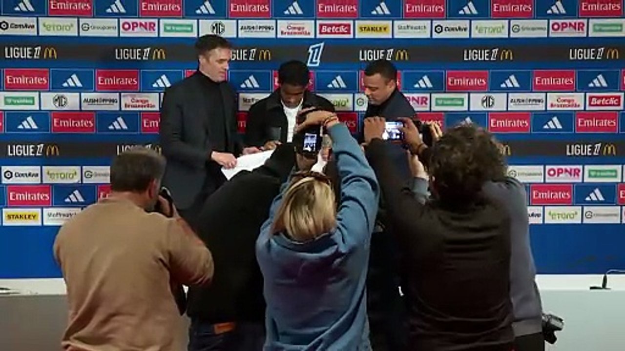 Endrick pose avec le maillot de l’Olympique lyonnais et portera le numéro 9 - Foot - Ligue 1