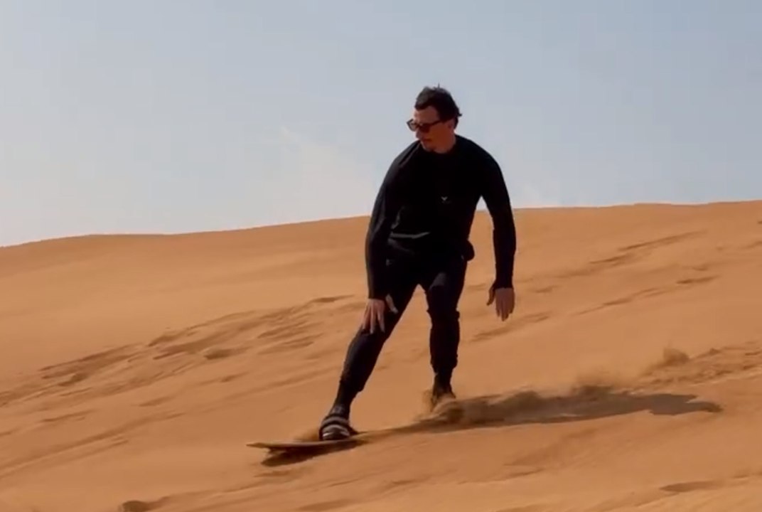 Ibrahimovic si diverte sulle dune di sabbia: "Scivolando nei messaggi ricevuti"