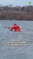 Un golden retriever fue rescatado el martes pasado tras quedar atrapado en un estanque helado en Rhode Island