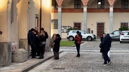 Crans-Montana, amici e familiari alla camera ardente di Achille Barosi a Milano