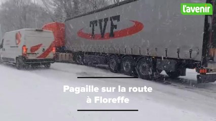 Embarras de circulation sous la neige à Floreffe