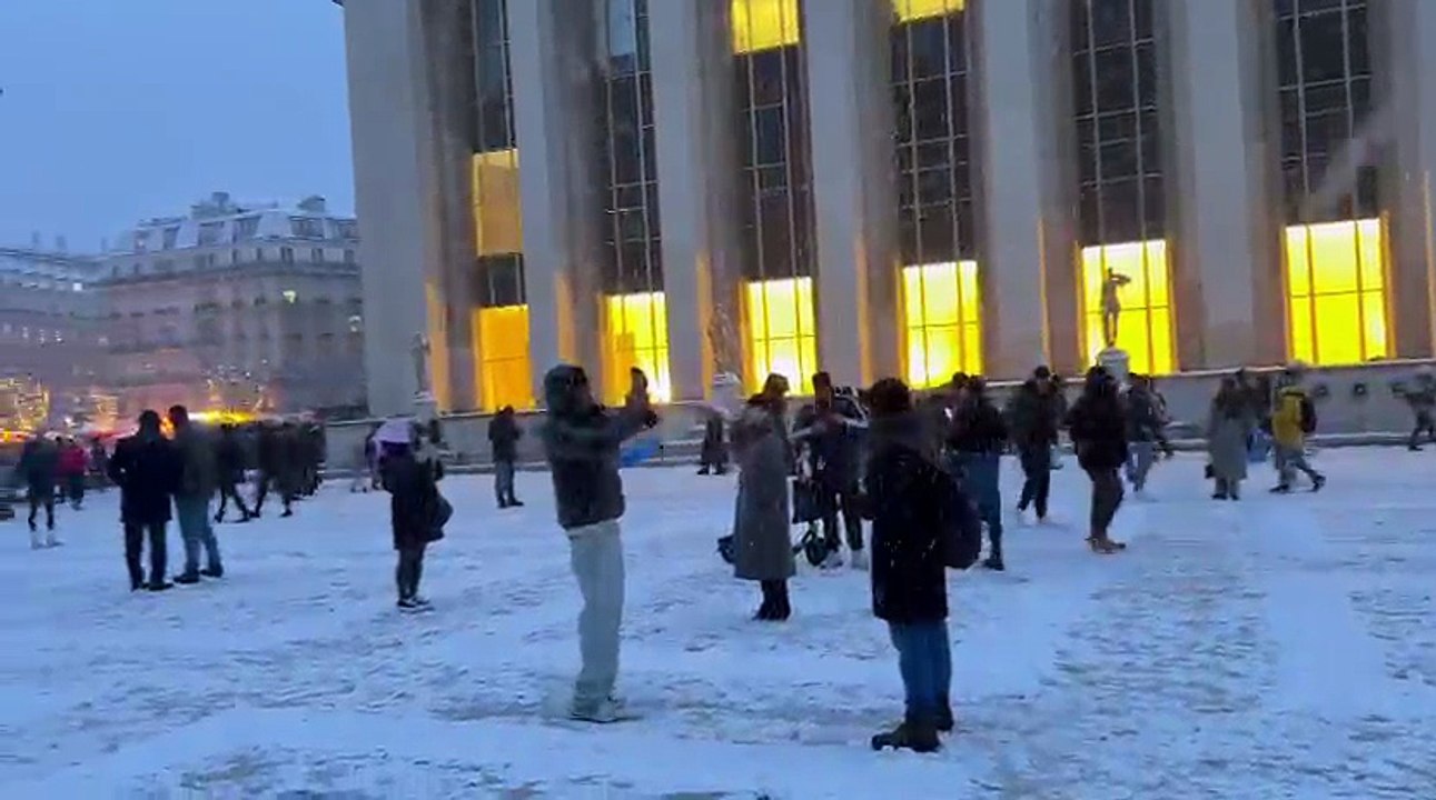 Neige et verglas : La Tour Eiffel et le Trocadéro à Paris sous la neige le lundi 5 janvier 2026