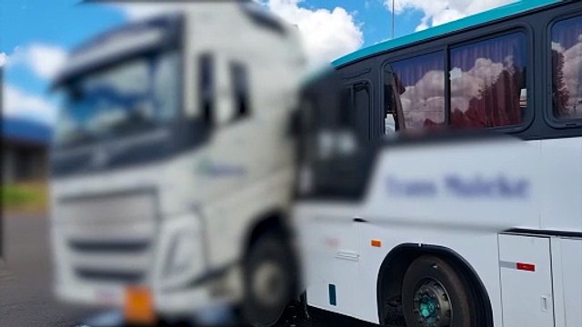 Acidente entre caminhão e ônibus deixa feridos na BR-277, em Céu Azul