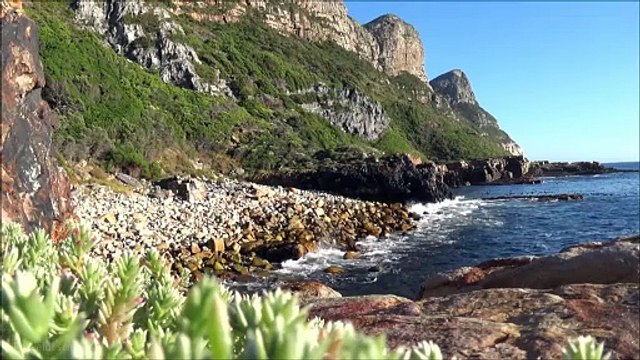 Relaxing ocean waves video - gentle ocean waves breaking on a rocky shore - HD1080P_Clip