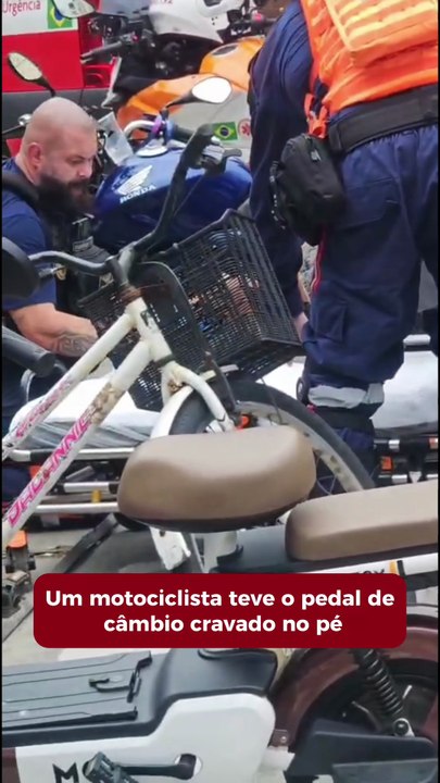 Pedal de moto fica cravado no pé de motociclista