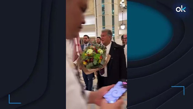 Laporta ya da la nota en la Supercopa: ofrenda floral a los saudíes en la llegada del Barcelona a Arabia