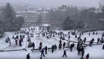 Un manto bianco copre Parigi: neve sulla Tour Eiffel, cittadini in slittino intorno alla basilica del Sacro cuore a Montmartre