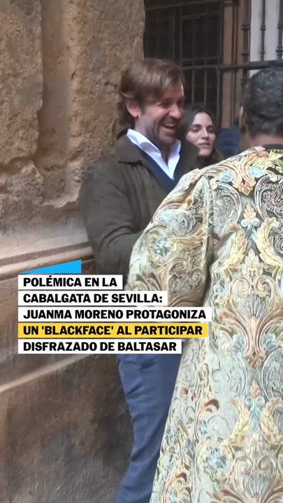 Juanma Moreno hace un 'blackface' en la cabalgata de Sevilla