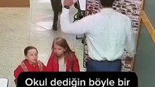 Öğrencilerinin okula hevesle gelmesi için elinden geleni yapan öğretmen.