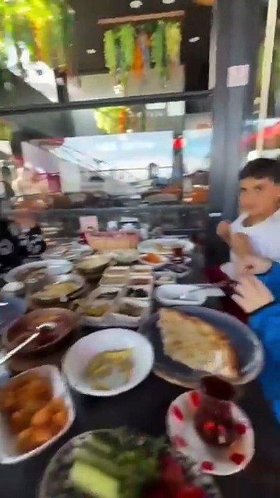 Para biriktirip kahvaltıya gelen arkadaş grubuyla çok güzel ilgilenen ve onlara gönülden bir sürpriz yapan adam 😊