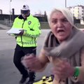 Trafik kazası tatbikatında tüm hayatı boyunca bu anı bekleyen ablanın Oscar'lık performansı 😂