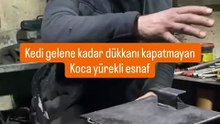 Kedisi gelene kadar dükkanını kapatmayıp onu bekleyen esnaf 😊