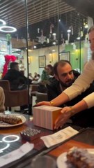 Bebek sahibi olmak için 8 yıldır mücadele eden çiftin sonunda duaları kabul oluyor ve kadın eşine bu güzel haberi bir sürprizle veriyor 🥲