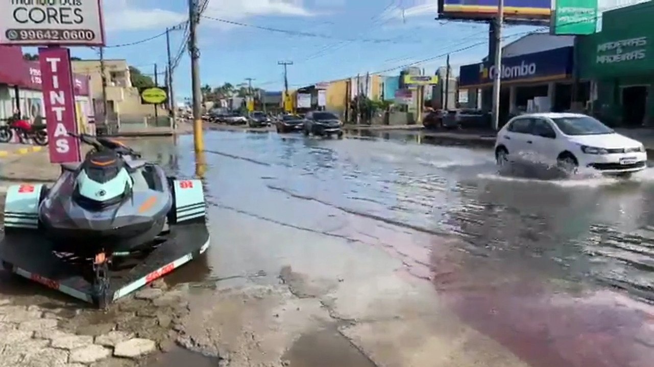 Maré alta provoca alagamentos na SC-405 em Florianópolis e alerta persiste em SC