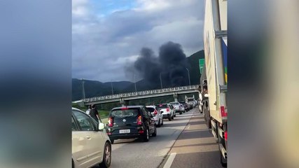 Incêndio em caminhão interdita totalmente BR-101 no Morro dos Cavalos e causa filas