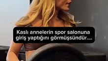 Spor salonuna gelen ekibi hayranlıkla izleyen kadın 😊